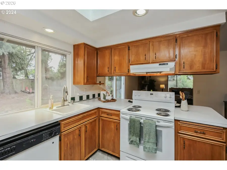 2420 Willona Dr, Eugene, OR 97408 - #2