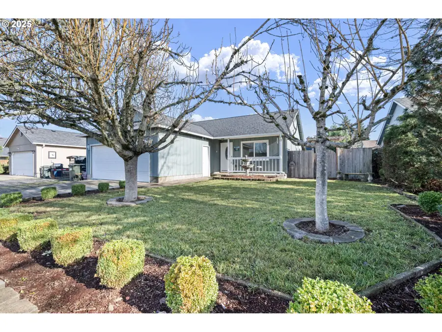 692 N 1st St, Creswell, OR 97426 - Image #2