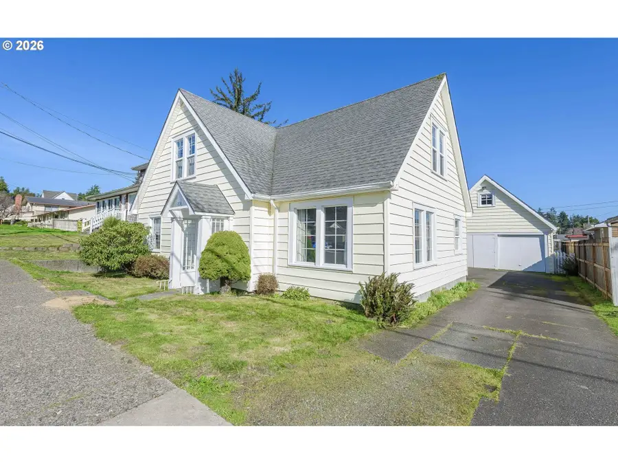 296 S 10th St, Coos Bay, OR 97420 - #2