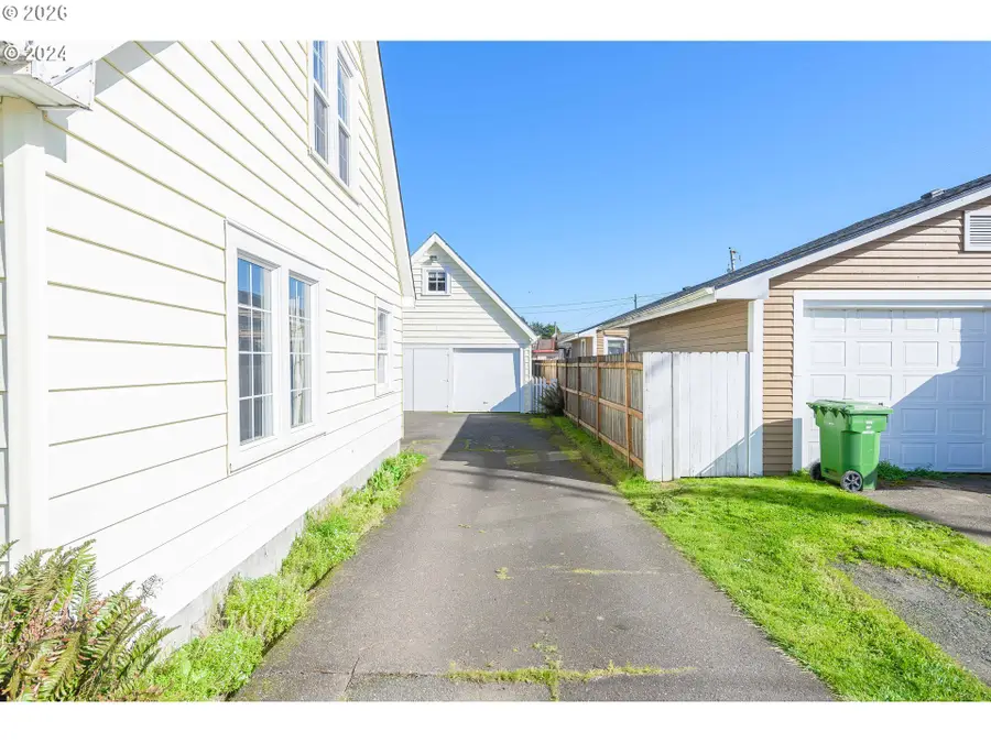296 S 10th St, Coos Bay, OR 97420 - #3