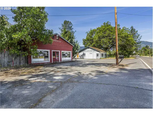 8622 E Evans Creek Rd, RogueRiver, OR 97537