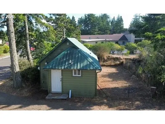 1425 Pine St, Florence, OR 97439