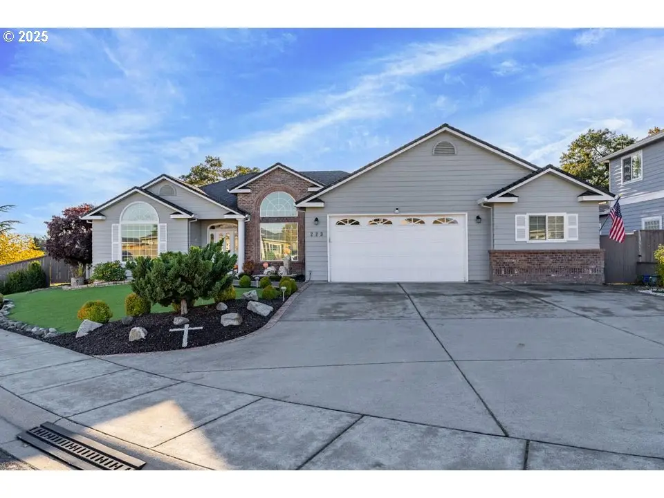 223 Ridgeway Ave, Central Point, OR 97502 - Image #1