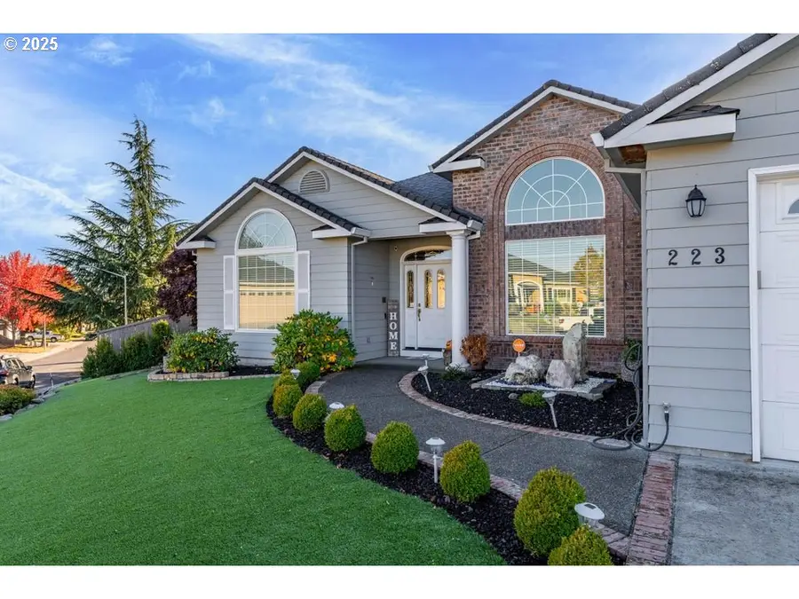 223 Ridgeway Ave, Central Point, OR 97502 - Image #2