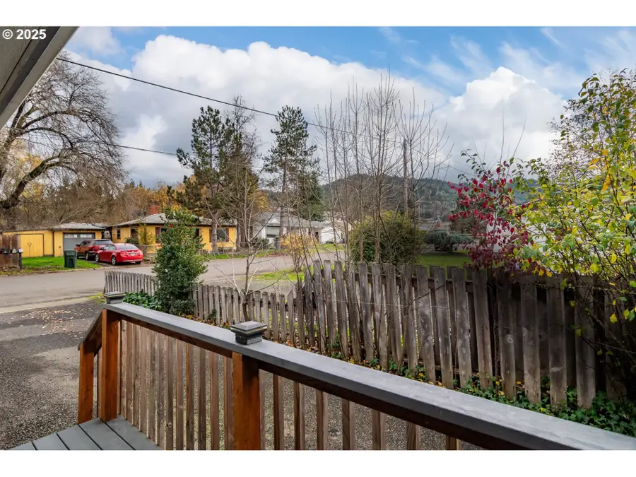 512 W Center St, Roseburg, OR 97471 - Image #3