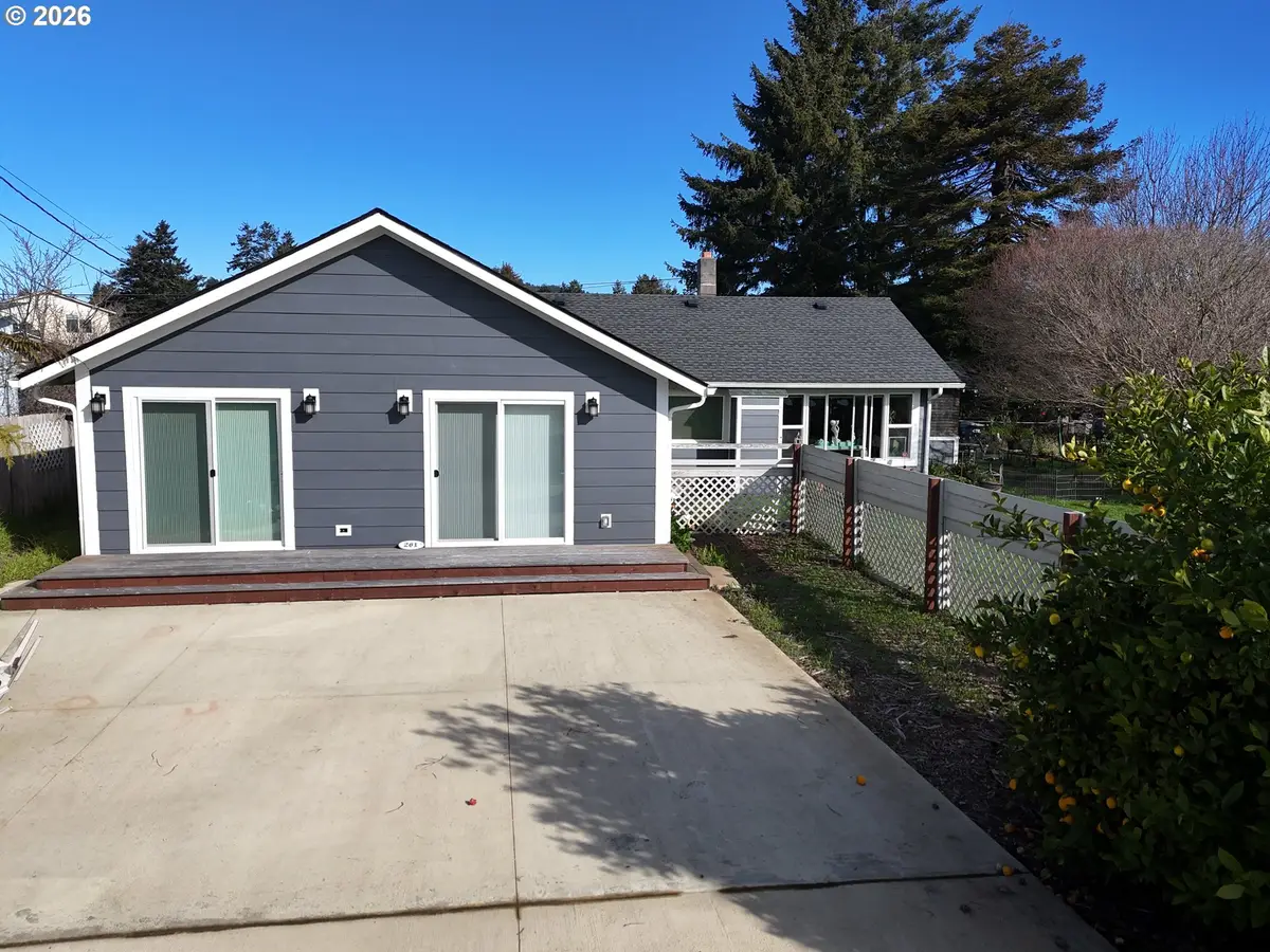 265 S Hazel St, Brookings, OR 97415 - #1