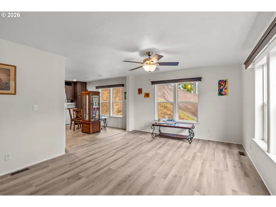 1424 NE Ridge Ave, Roseburg, OR 97470 - #3