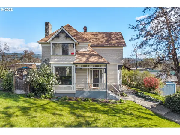 217 W 8th St, TheDalles, OR 97058