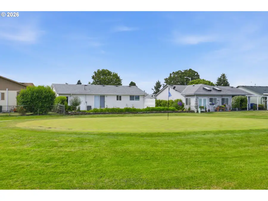 2049 W Hayes St, Woodburn, OR 97071 - #2