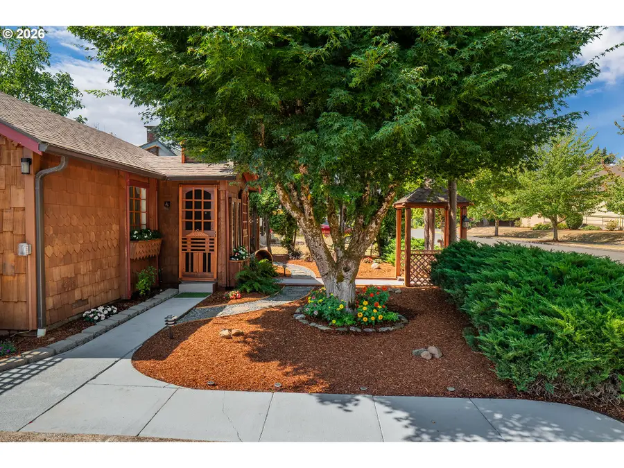 1039 C St, Springfield, OR 97477 - #2
