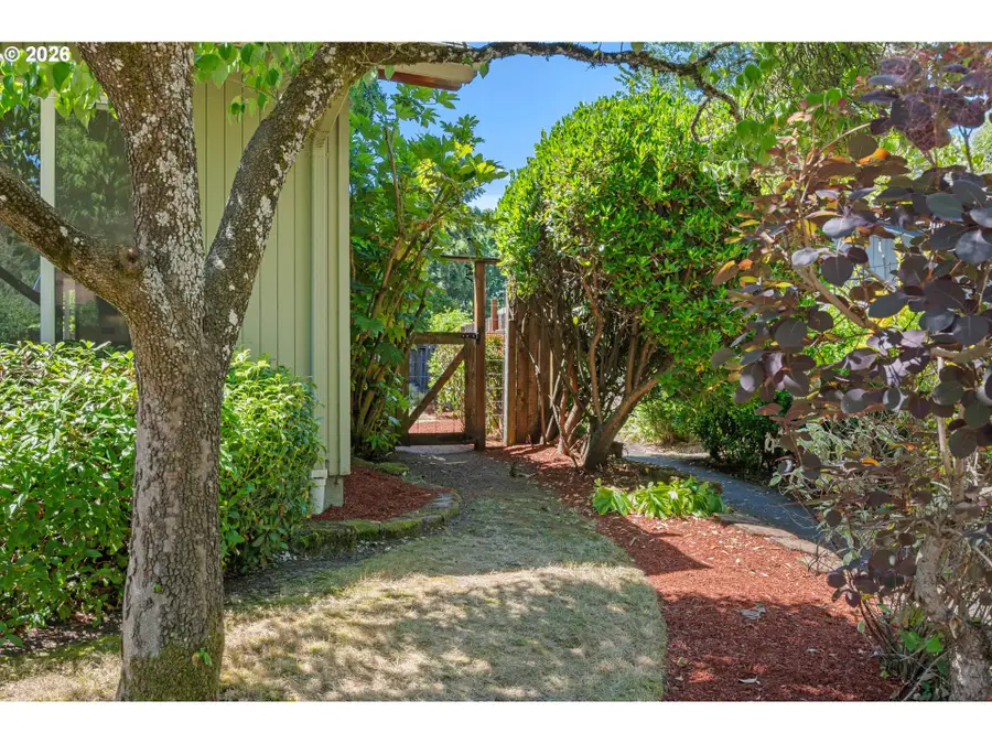 3631 Kevington Ave, Eugene, OR 97405 - #3
