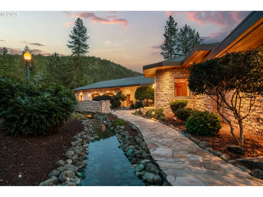 727 Earhart Rd, Northwest Jackson, OR 97537 - #3