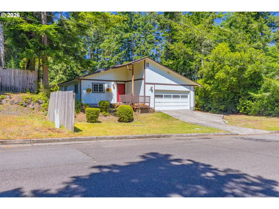 1910 Ash St, North Bend, OR 97459 - #2