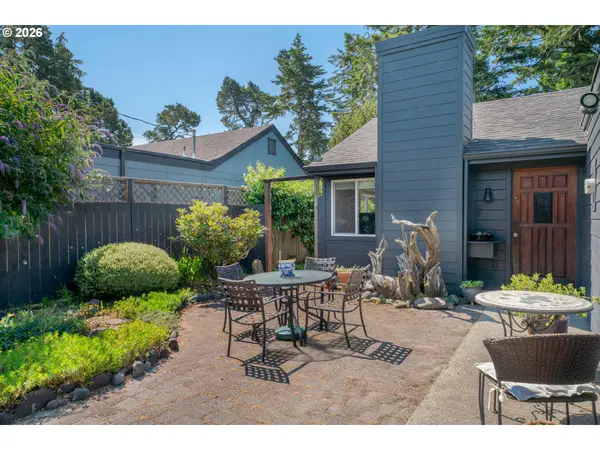 1250 9th St, Florence, OR 97439