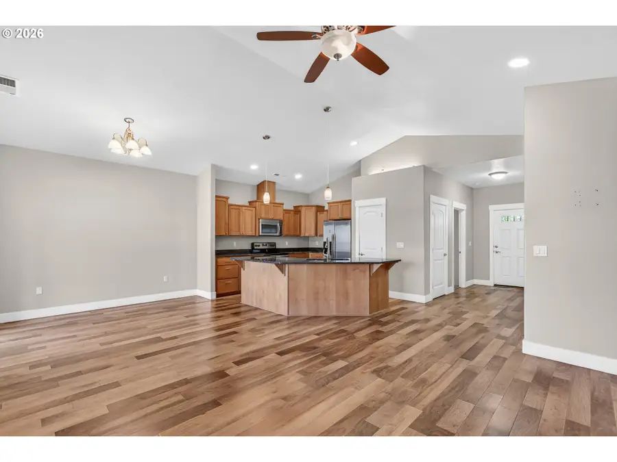 989 Pendleton Dr, Medford, OR 97501 - #3