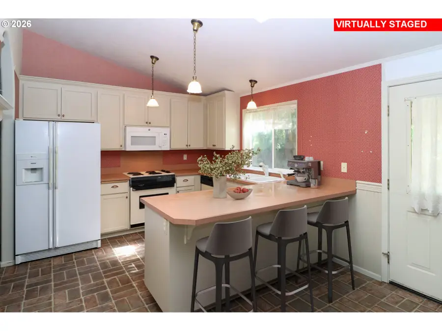 631 Nicholas Dr, Springfield, OR 97477 - #3