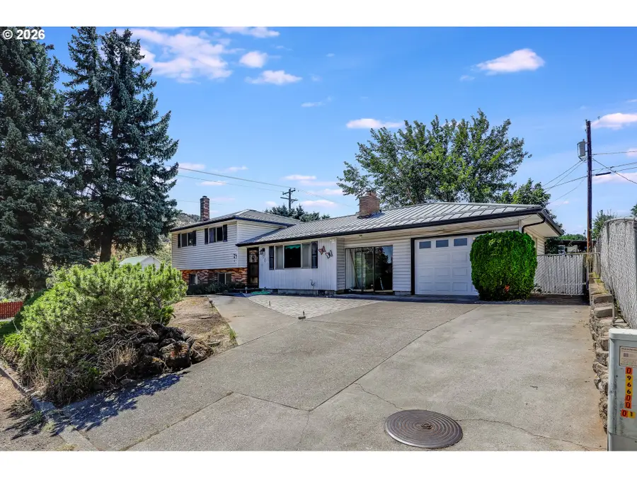 1004 Maple St, Chenoweth, OR 97058 - #2