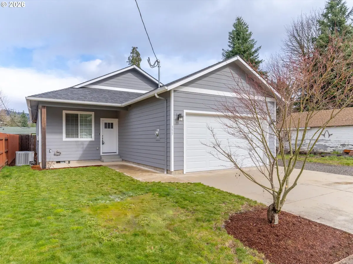 355 SE Juniper St, Mill City, OR 97360 - #1