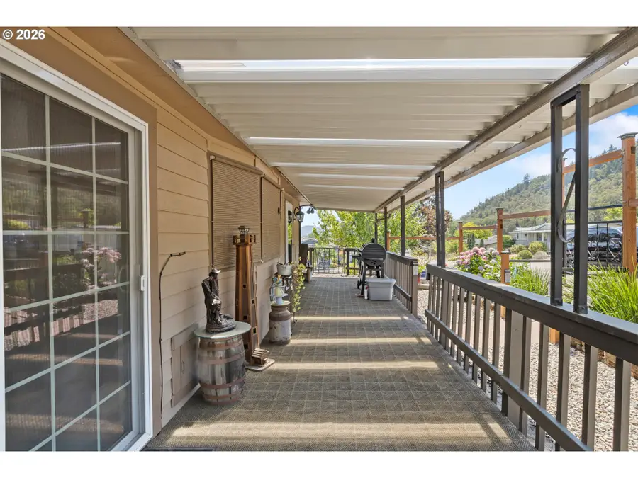 3659 NW Broad St, Roseburg, OR 97471 - #2