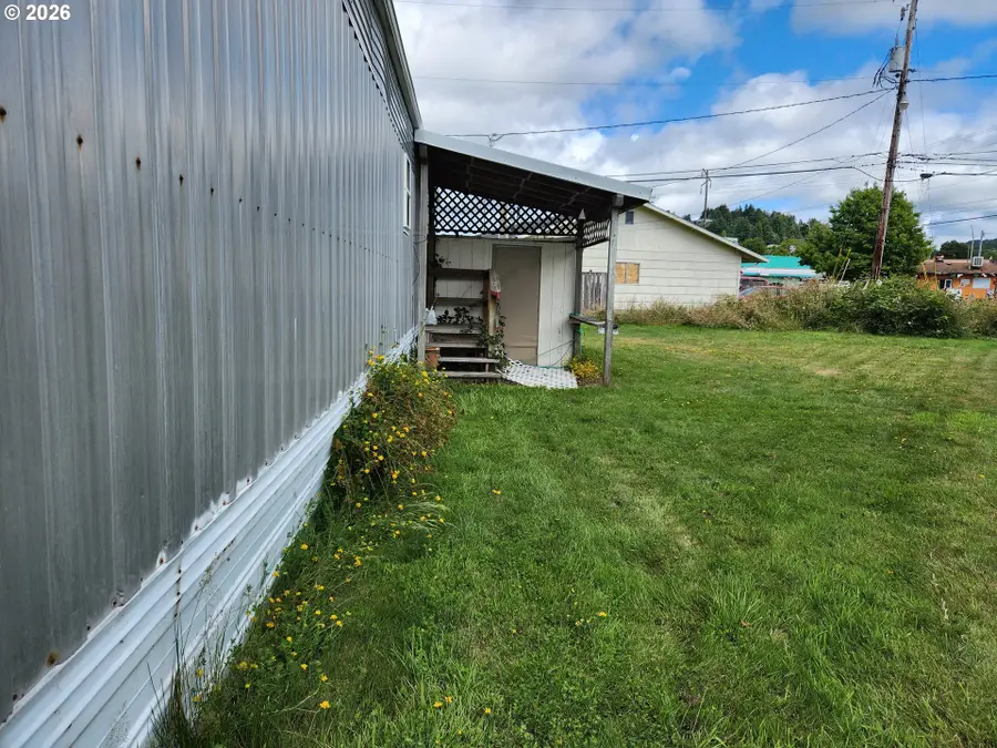 1413 Hawthorne Ave, Reedsport, OR 97467 - #3