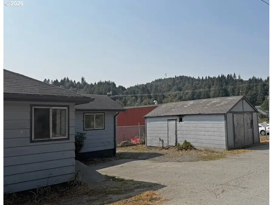 1225 N Laurel St, Coquille, OR 97423 - #2