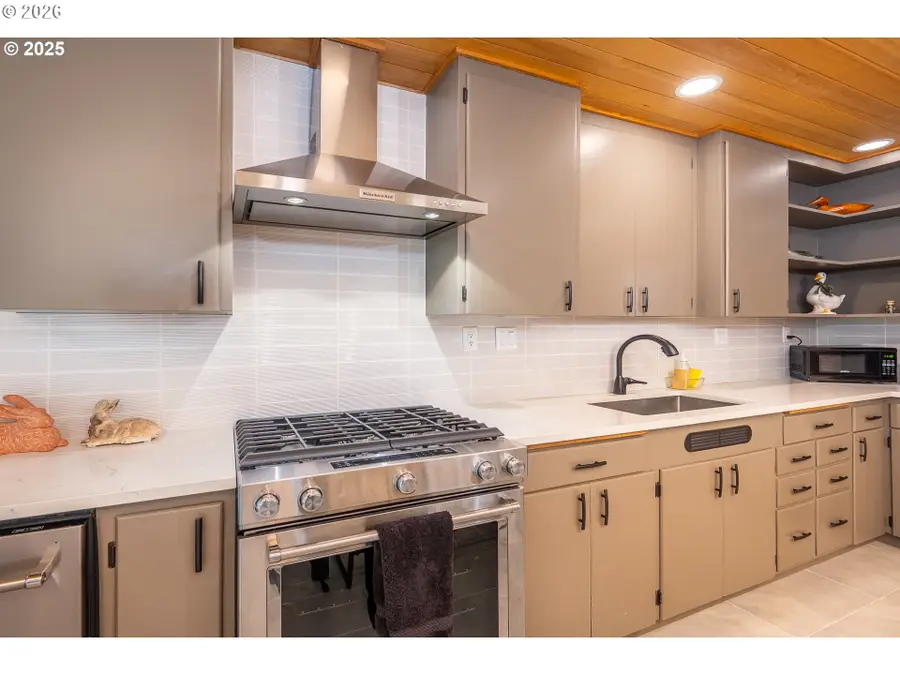 2015 Eastwood Ln, Eugene, OR 97401 - #3