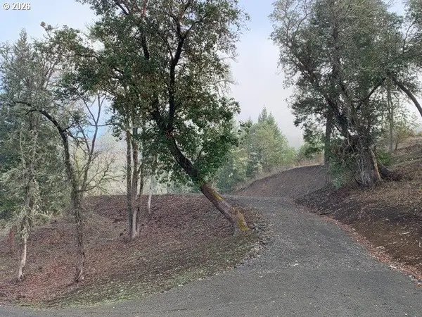 1 NE Pearce Rd #1, Roseburg, OR 97470