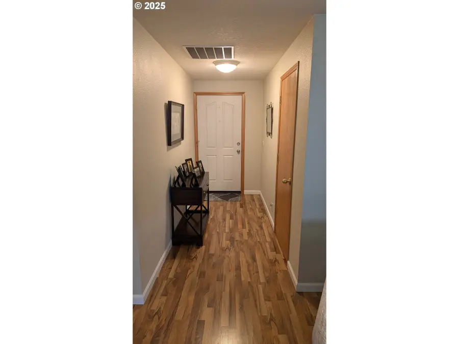 383 Briana Ln, Eugene, OR 97404 - Image #2