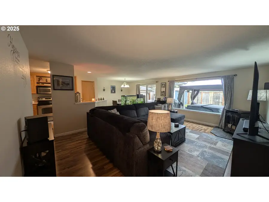 383 Briana Ln, Eugene, OR 97404 - Image #3