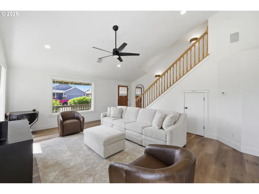 74 Sunday Dr, Creswell, OR 97426 - #2