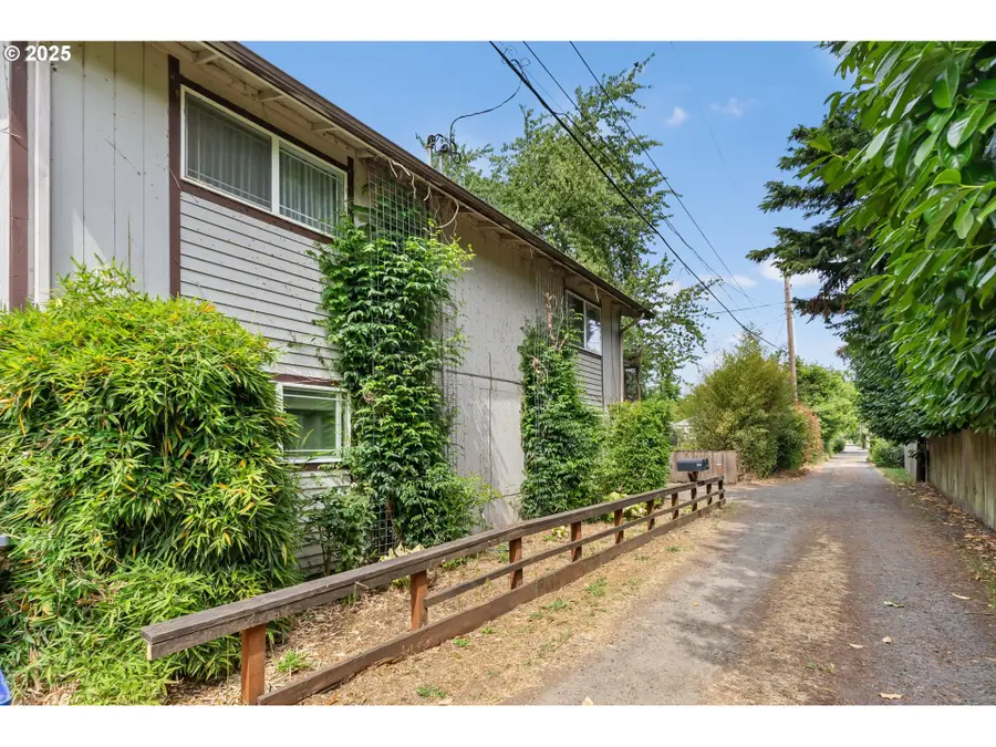 1147 W 11th Aly, Eugene, OR 97402 - #2