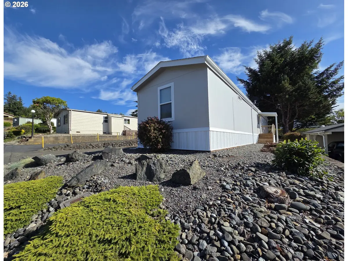 1240 Embarcadero Cir, Coos Bay, OR 97420 - #1