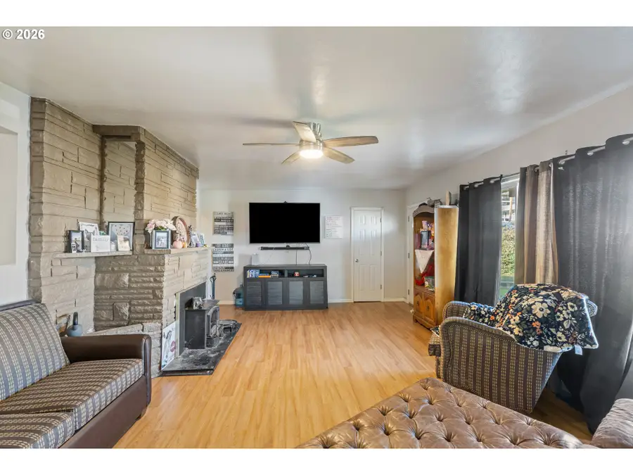 1993 Linnell Ave, Roseburg, OR 97471 - #3