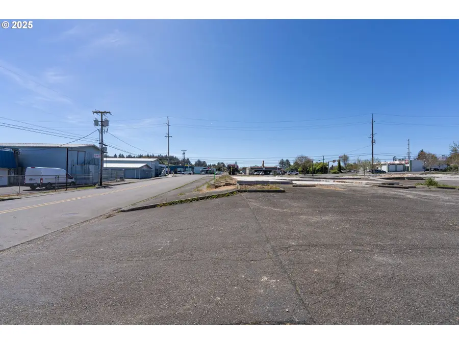 1088 Newmark Ave, Coos Bay, OR 97420 - #3