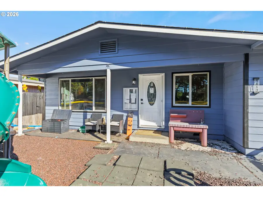 1617 Arthur St, North Bend, OR 97459 - #2