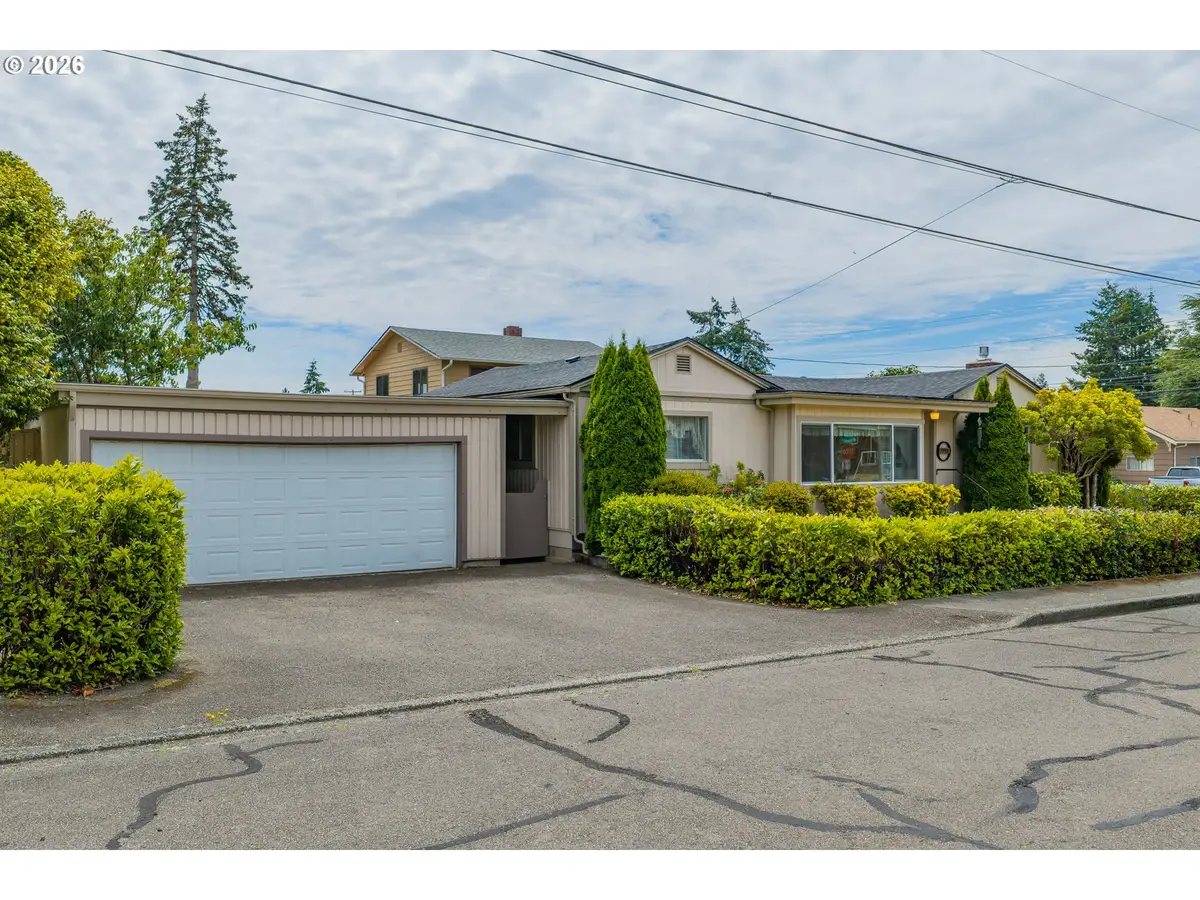 1095 W 11th St, Coquille, OR 97423 - #1