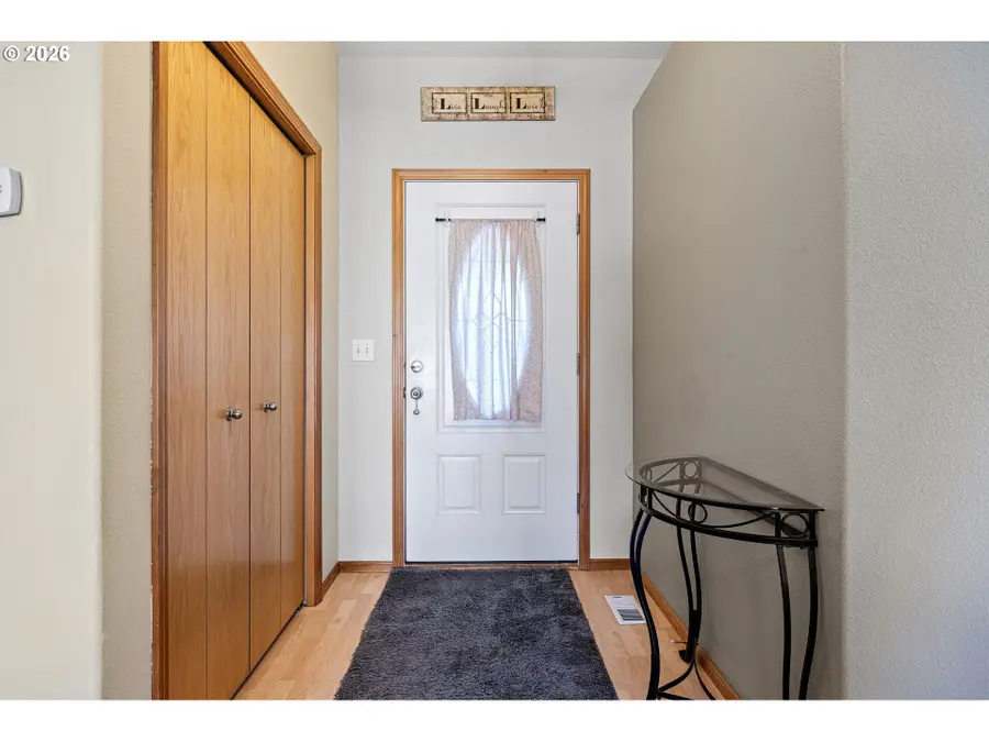 573 Creswood Dr, Creswell, OR 97426 - #3