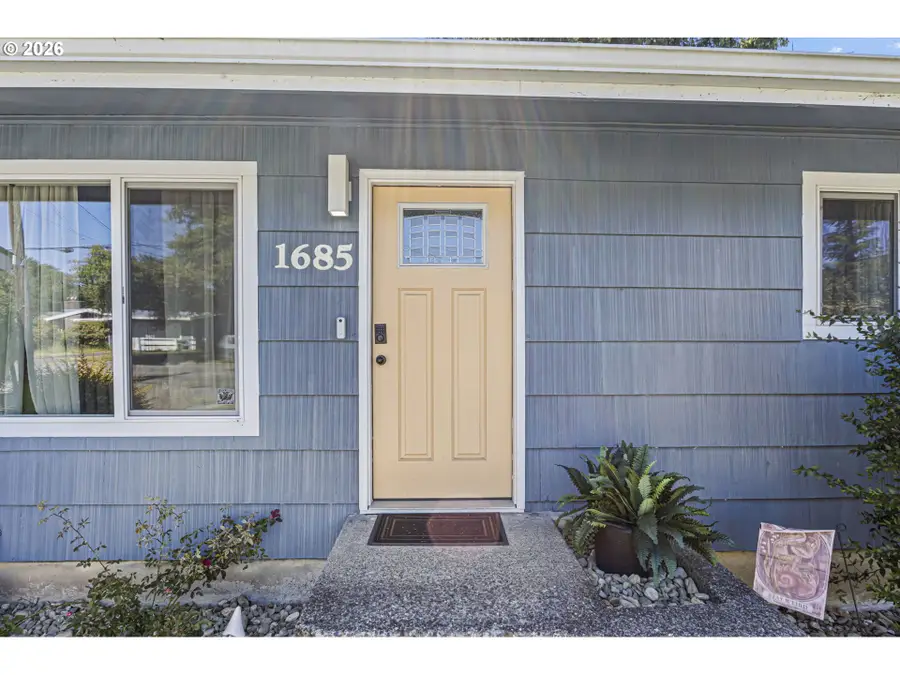 1685 Woodland Dr, Coos Bay, OR 97420 - #2