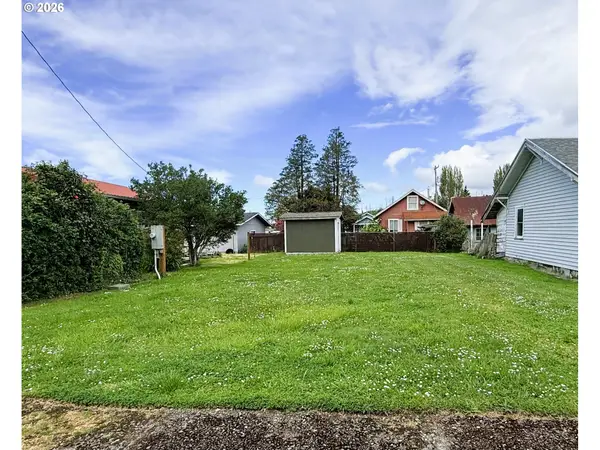 727 Myrtle Ave, Reedsport, OR 97467