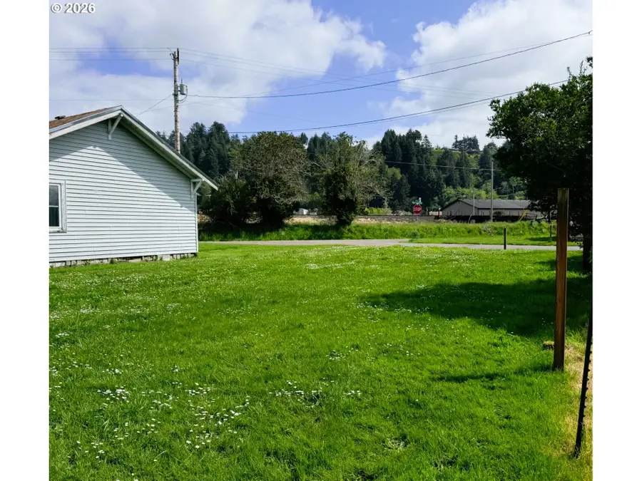 727 Myrtle Ave, Reedsport, OR 97467 - #2