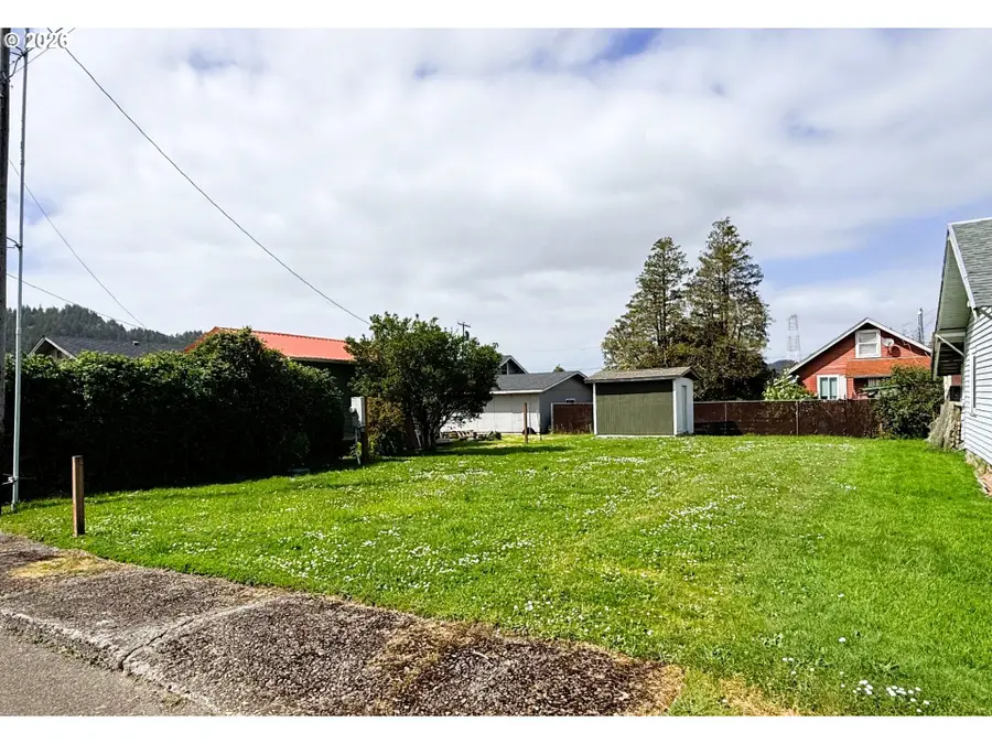 727 Myrtle Ave, Reedsport, OR 97467 - #3