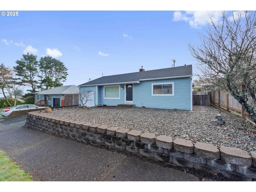 2043 Johnson St, North Bend, OR 97459 - Image #2