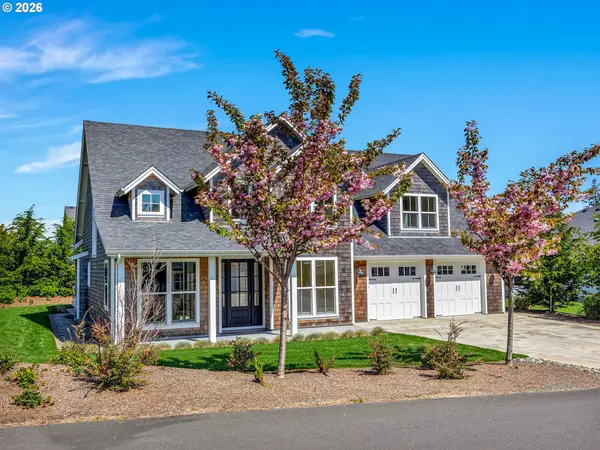 664 10th St, Gearhart, OR 97138