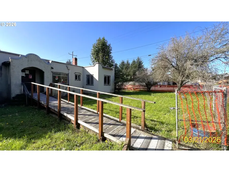 806 Railroad Ave, Myrtle Point, OR 97458 - #2