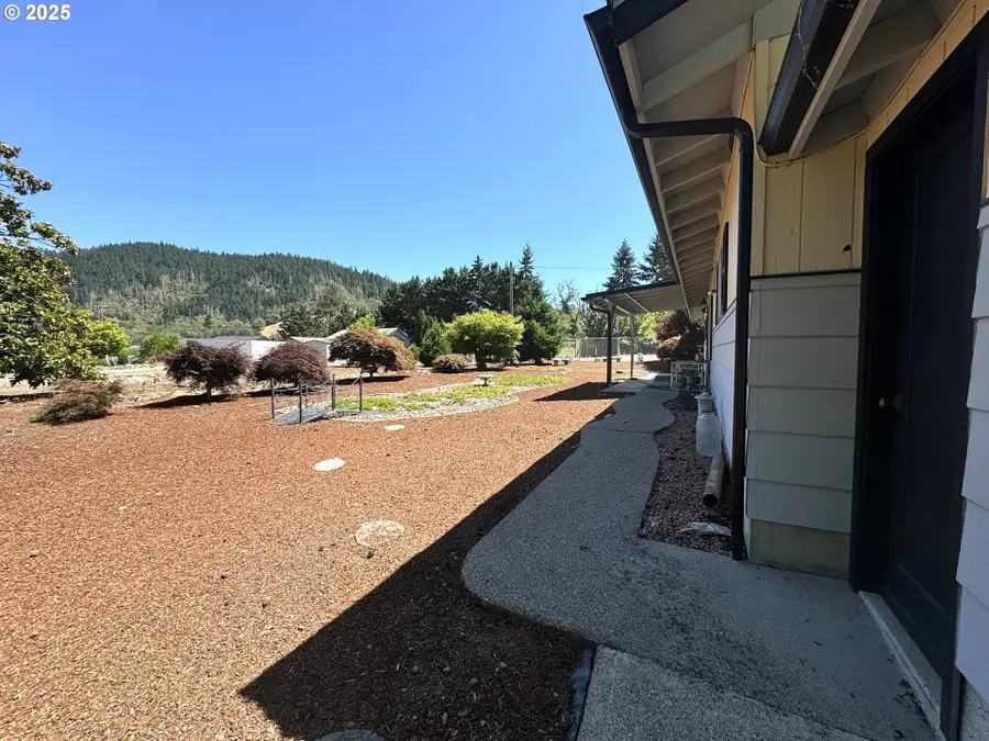 166 Peacock Ln, Myrtle Creek, OR 97457 - #2