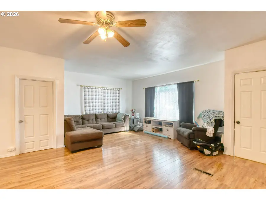 323 E Van Buren St, Athena, OR 97813 - #2