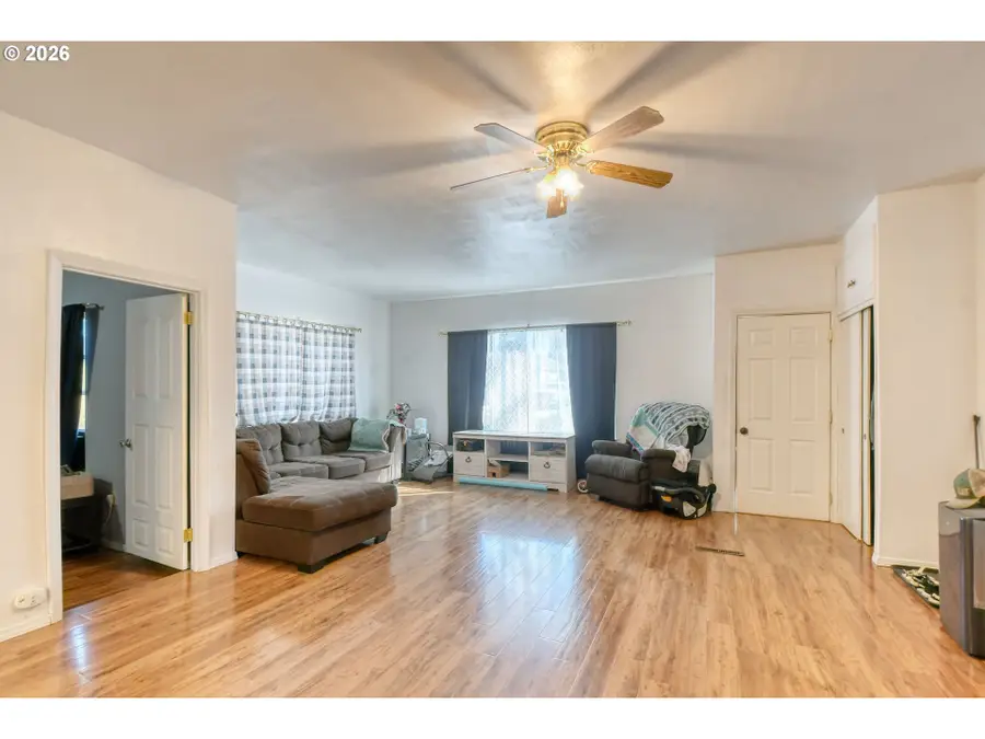 323 E Van Buren St, Athena, OR 97813 - #3
