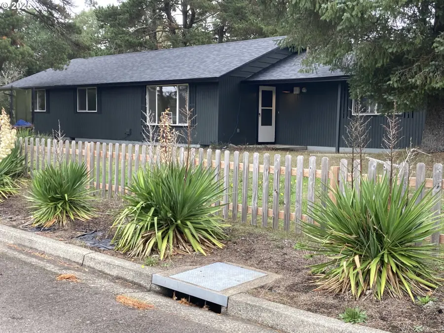 1925 Upas St, Florence, OR 97439 - Image #2