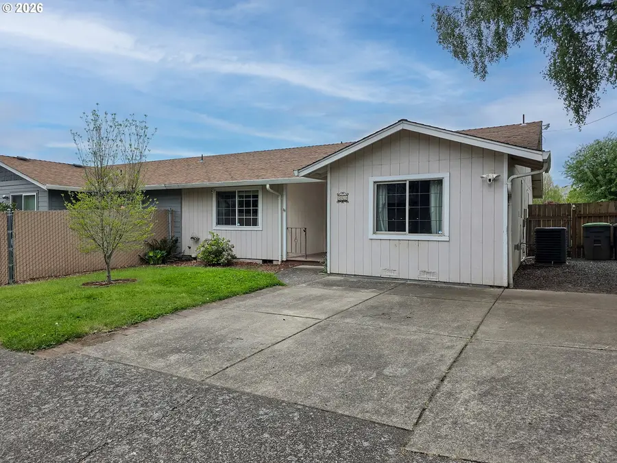 225 SW Fleishauer Ln, McMinnville, OR 97128 - #3