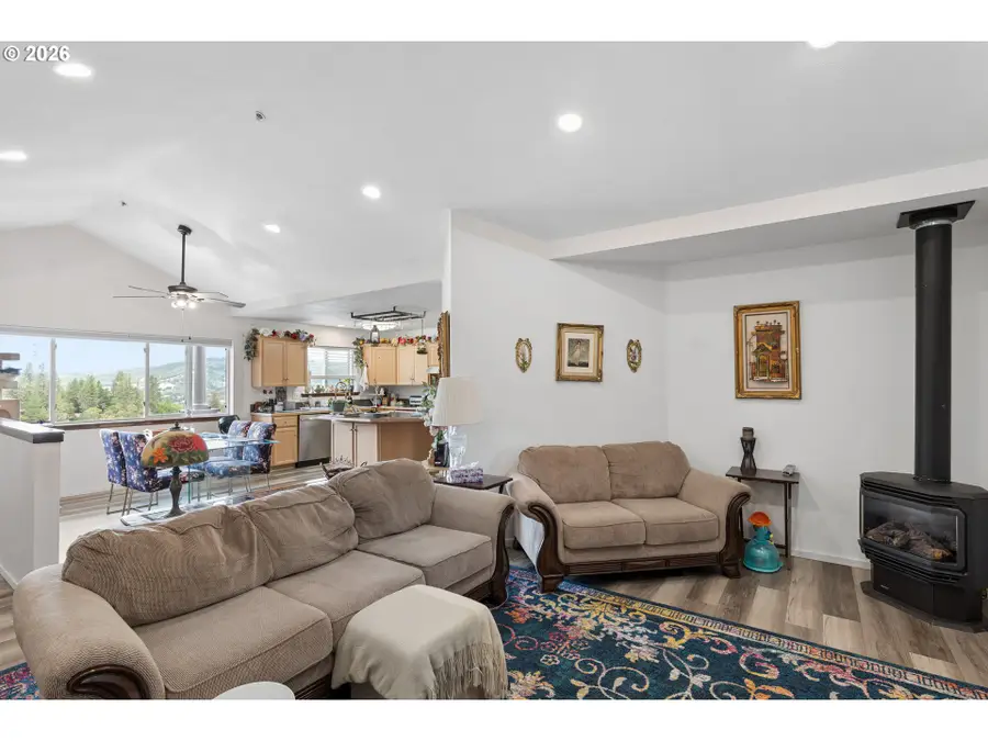 1396 SE Laurel Ct, Roseburg, OR 97470 - #2
